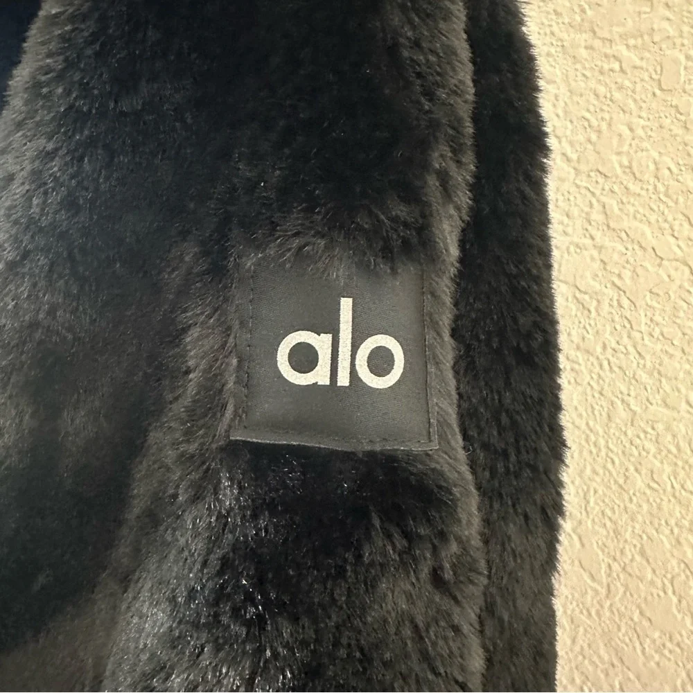ALO YOGA Faux Fur Foxy Jacket in Black SZ XS - Picture 5 of 10